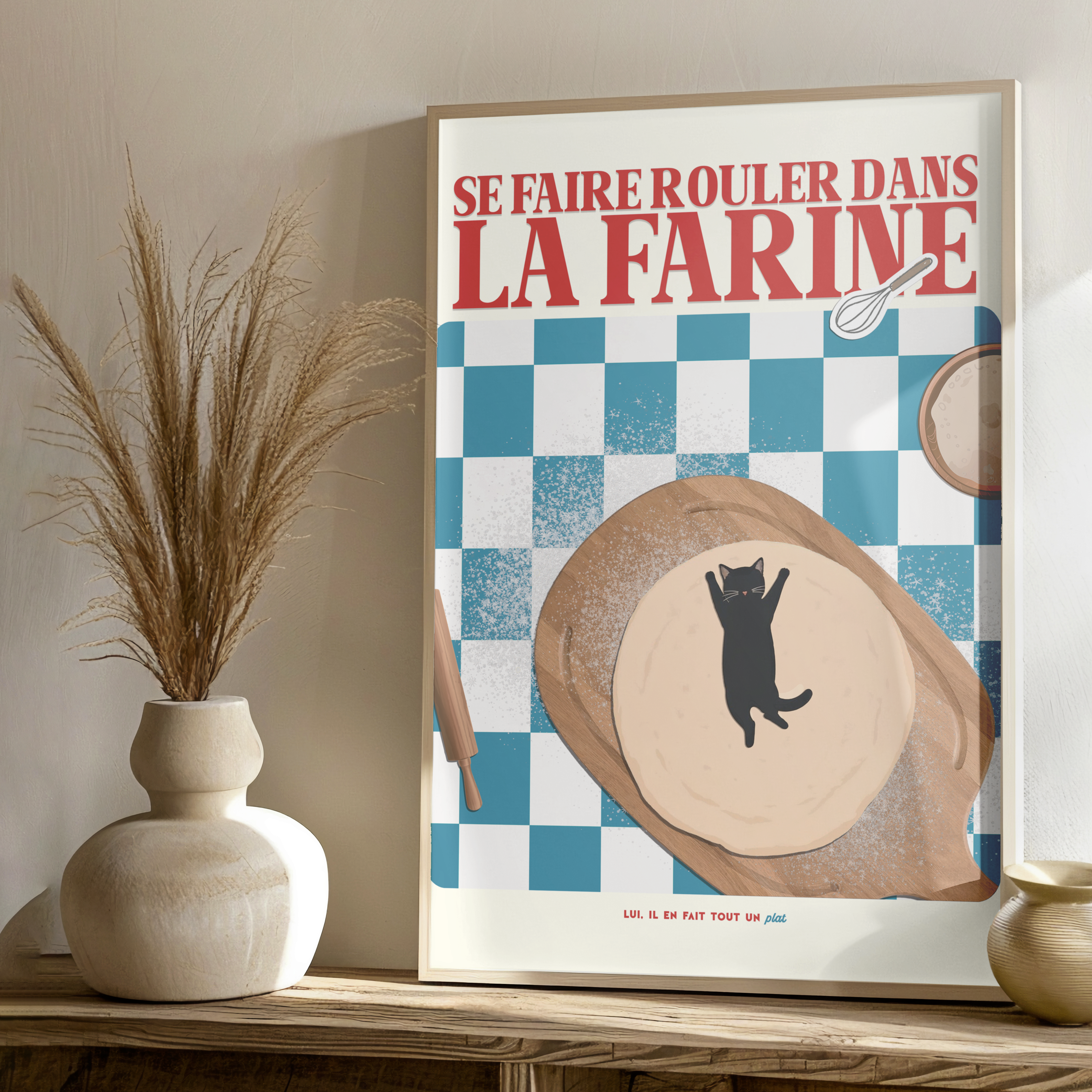 Affiche humoristique décoration cuisine – Illustration d’un chat noir allongé sur une pâte à pizza avec le jeu de mots “Se faire rouler dans la farine”, style graphique moderne sur fond carrelage bleu et blanc, idéale pour déco murale originale, cadeau décalé ou affiche cuisine.