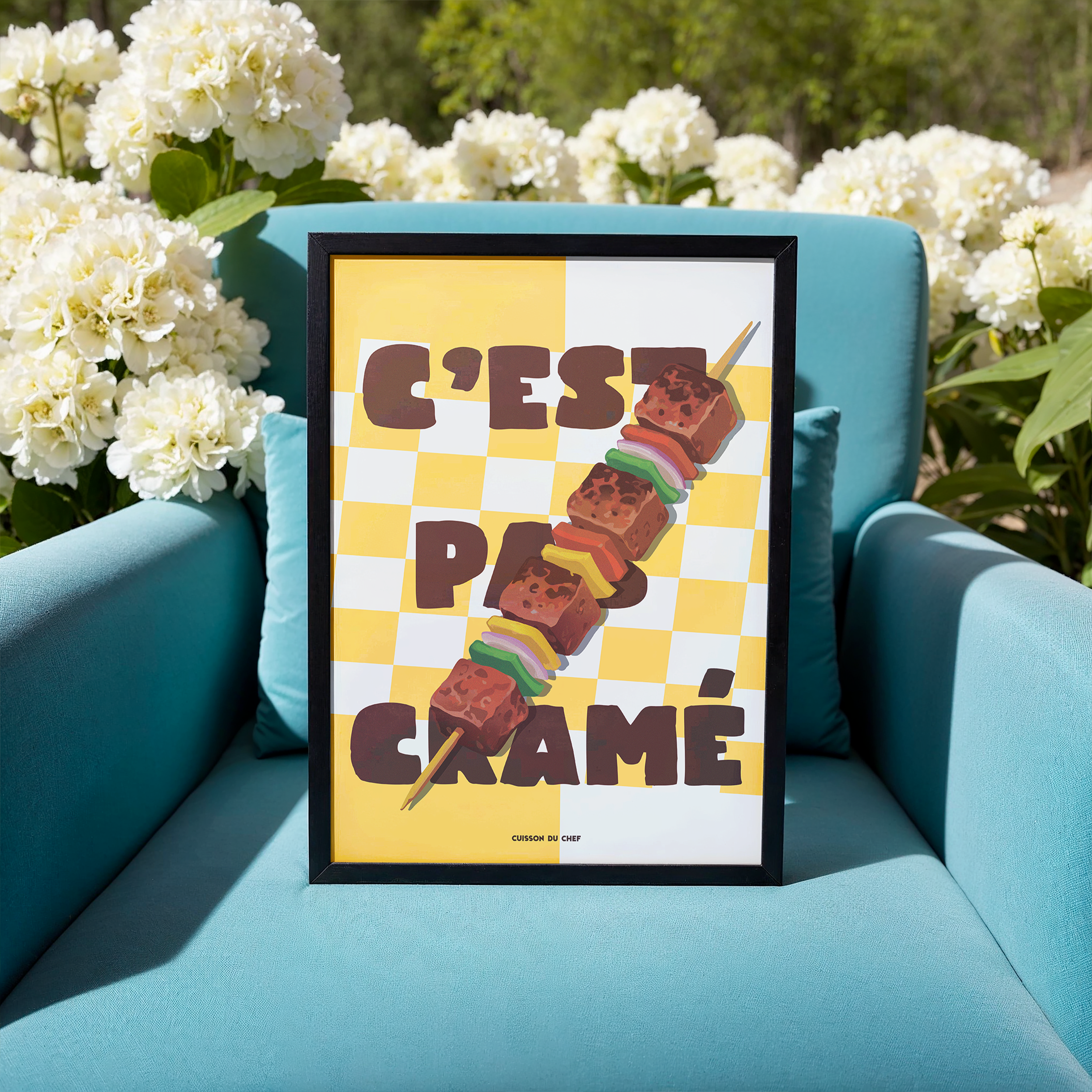 Affiche « C’est pas cramé » : brochette de barbecue en diagonale sur damier jaune, typo brune, déco cuisine humoristique.