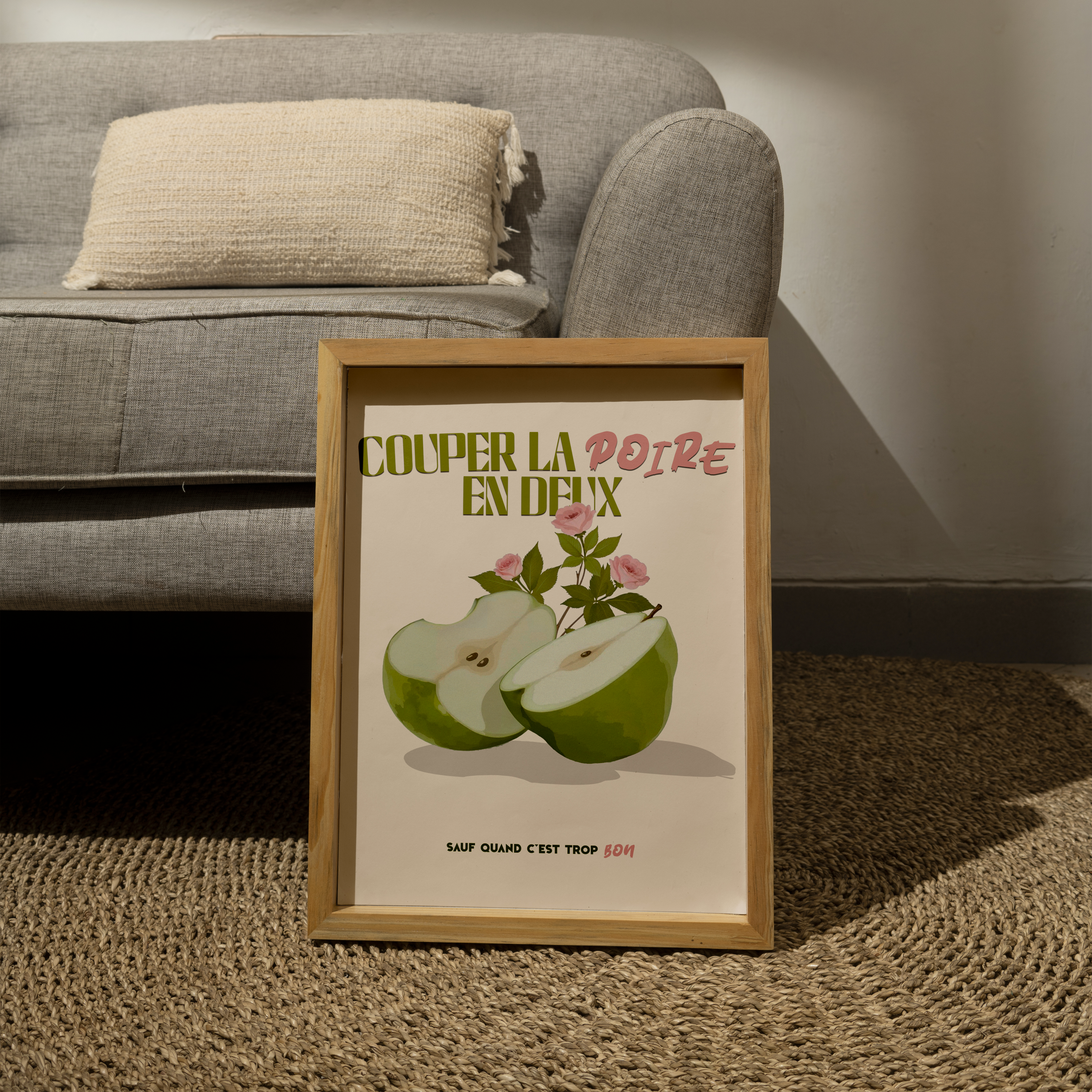 Affiche déco humoristique “Couper la poire en deux” avec une illustration de poire verte coupée en deux et des roses, style vintage moderne, idéale pour décoration murale cuisine, salon ou bureau.
