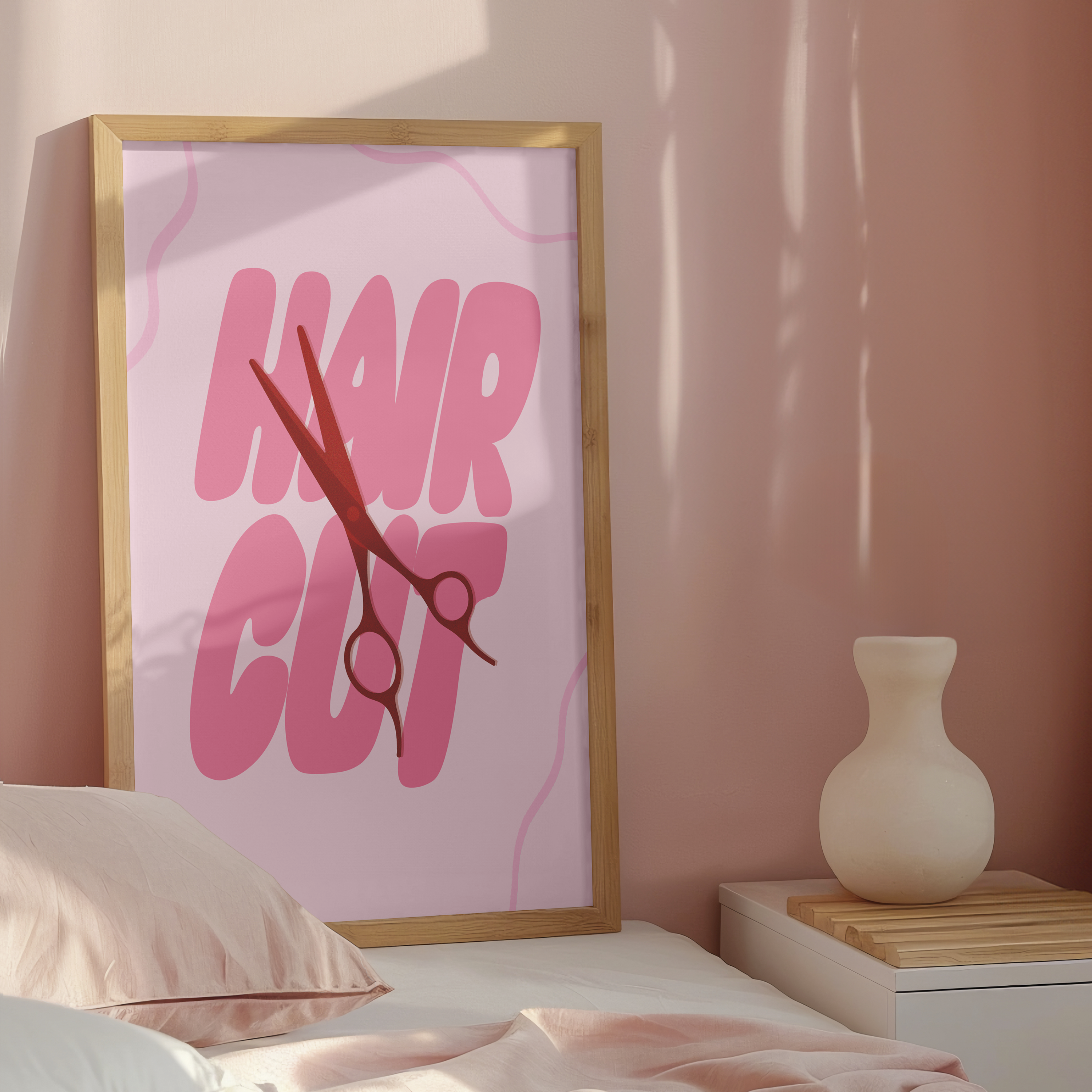 Affiche déco coiffeuse hair cut, illustration humoristique avec paire de ciseaux rouges croisés sur fond rose et typographie audacieuse, idée cadeau originale pour salon de coiffure, décoration murale moderne et design pop.