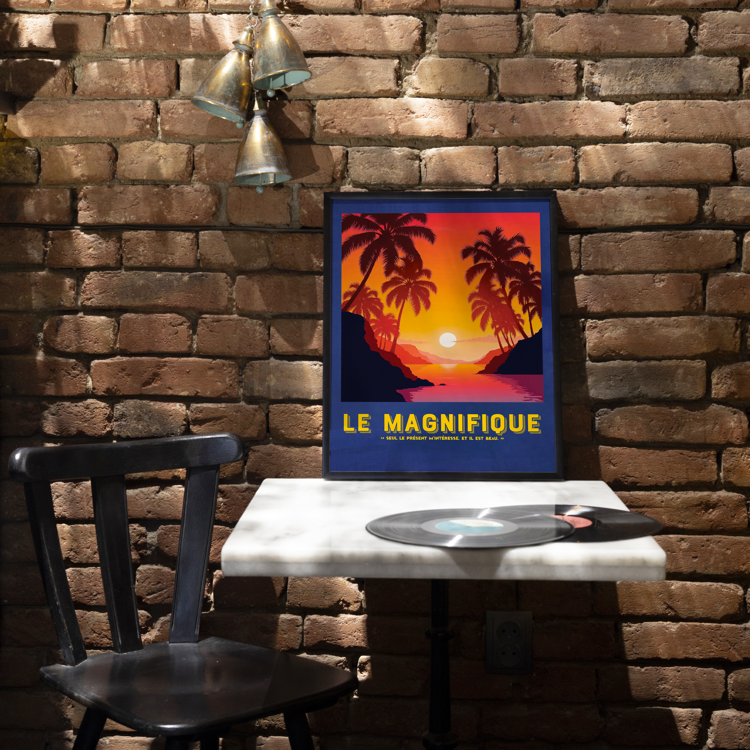 Affiche décorative Le Magnifique avec coucher de soleil tropical, palmiers noirs en silhouette et ciel dégradé orange-rouge, style vintage rétro, citation « Seul le présent m’intéresse, et il est beau », illustration murale colorée encadrée bois pour décoration intérieure.