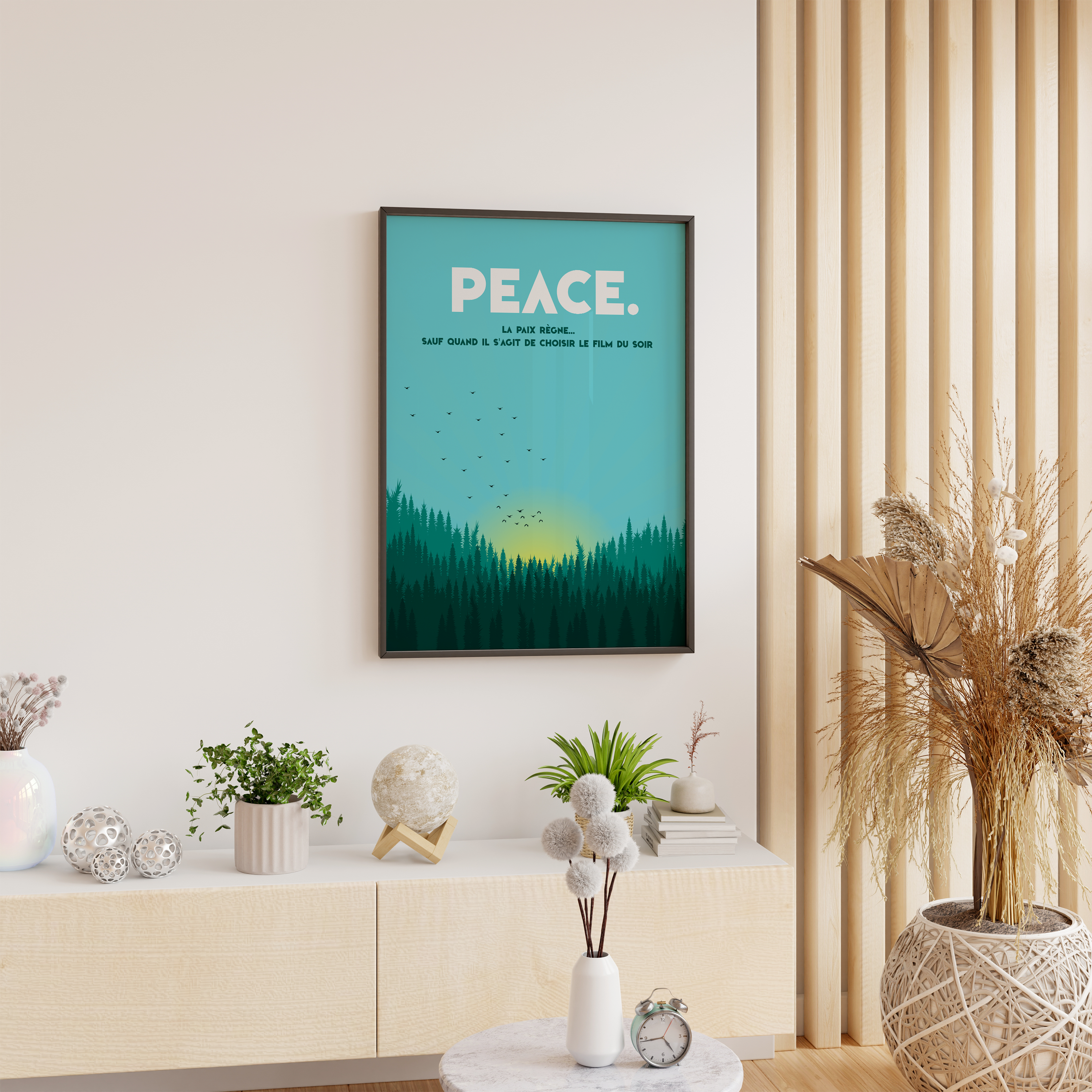 Affiche murale déco avec citation humoristique “PEACE. La paix règne… sauf quand il s’agit de choisir le film du soir”, illustration minimaliste de coucher de soleil derrière une forêt de pins, style moderne et apaisant, idéale pour salon, chambre ou bureau.