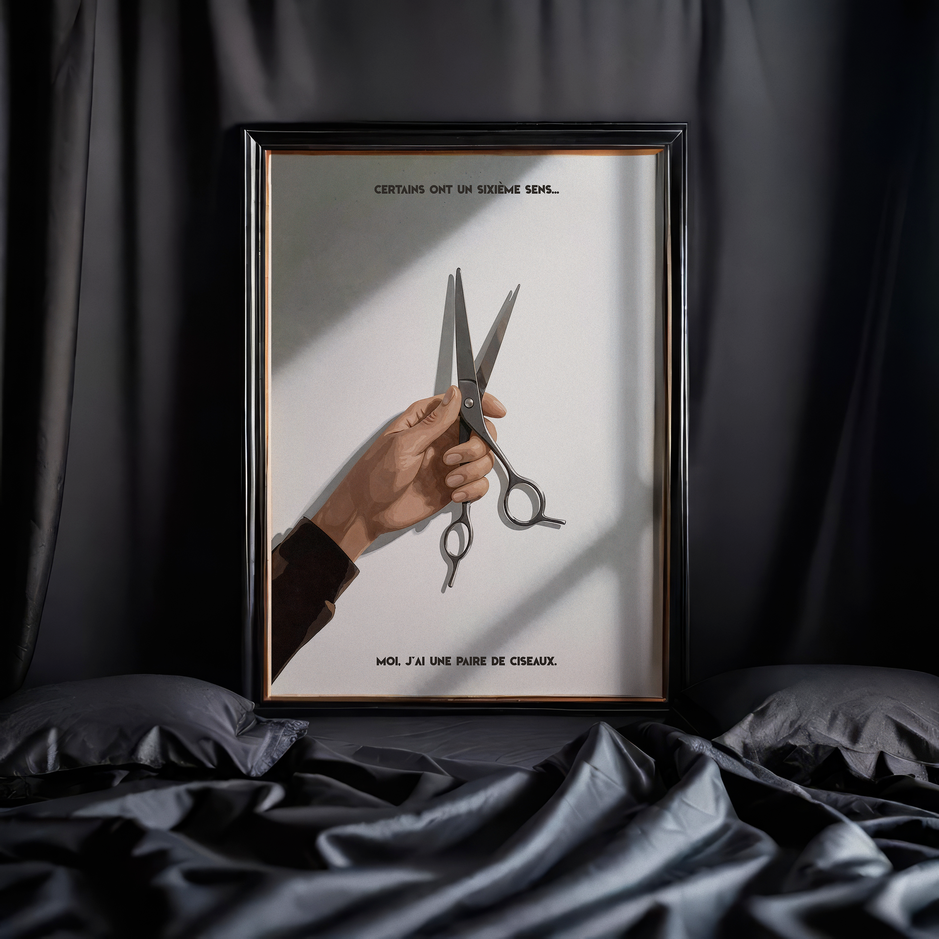 Affiche humoristique déco murale coiffeur avec main tenant une paire de ciseaux et citation Certains ont un sixième sens moi j’ai une paire de ciseaux cadre en bois style minimaliste