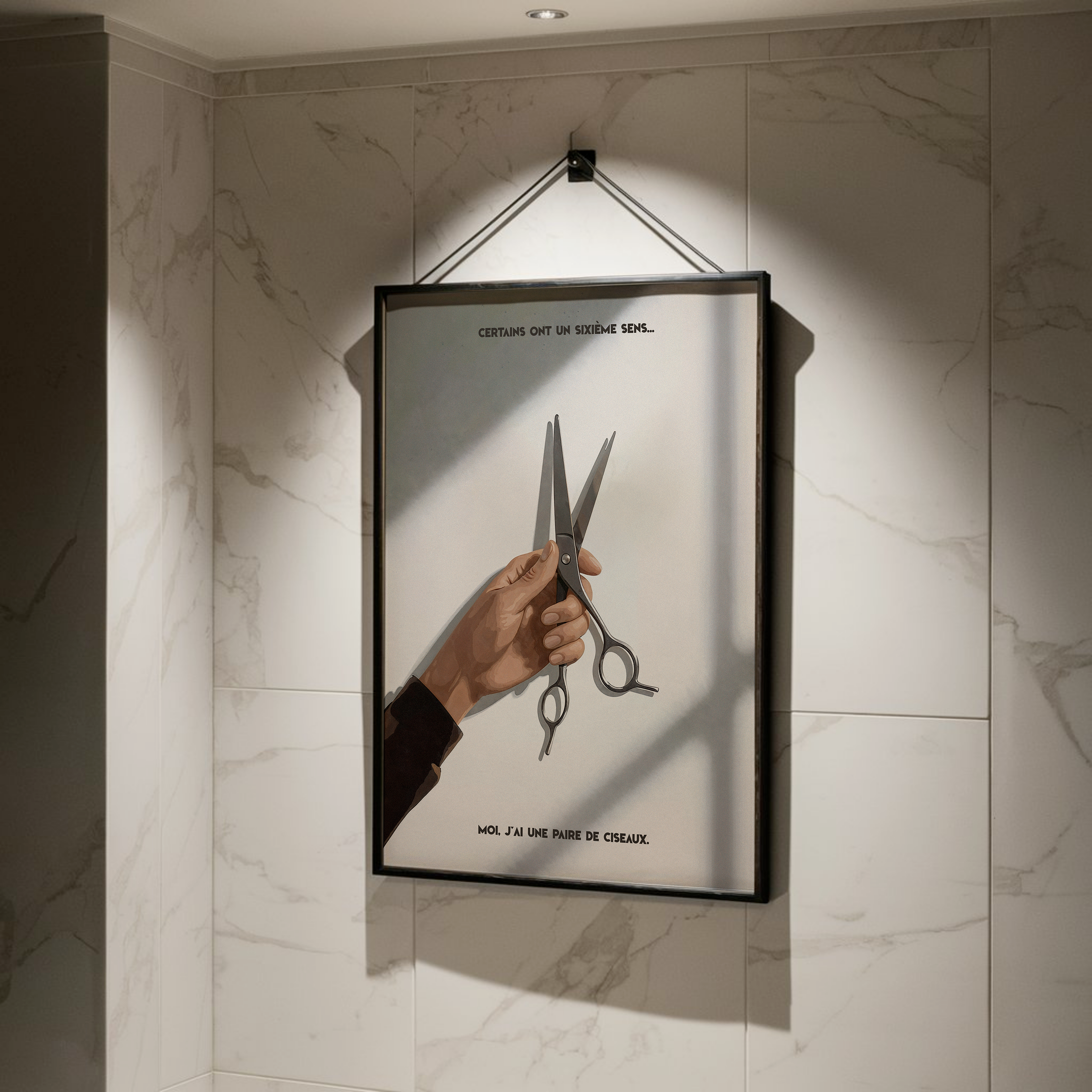 Affiche humoristique déco murale coiffeur avec main tenant une paire de ciseaux et citation Certains ont un sixième sens moi j’ai une paire de ciseaux cadre en bois style minimaliste