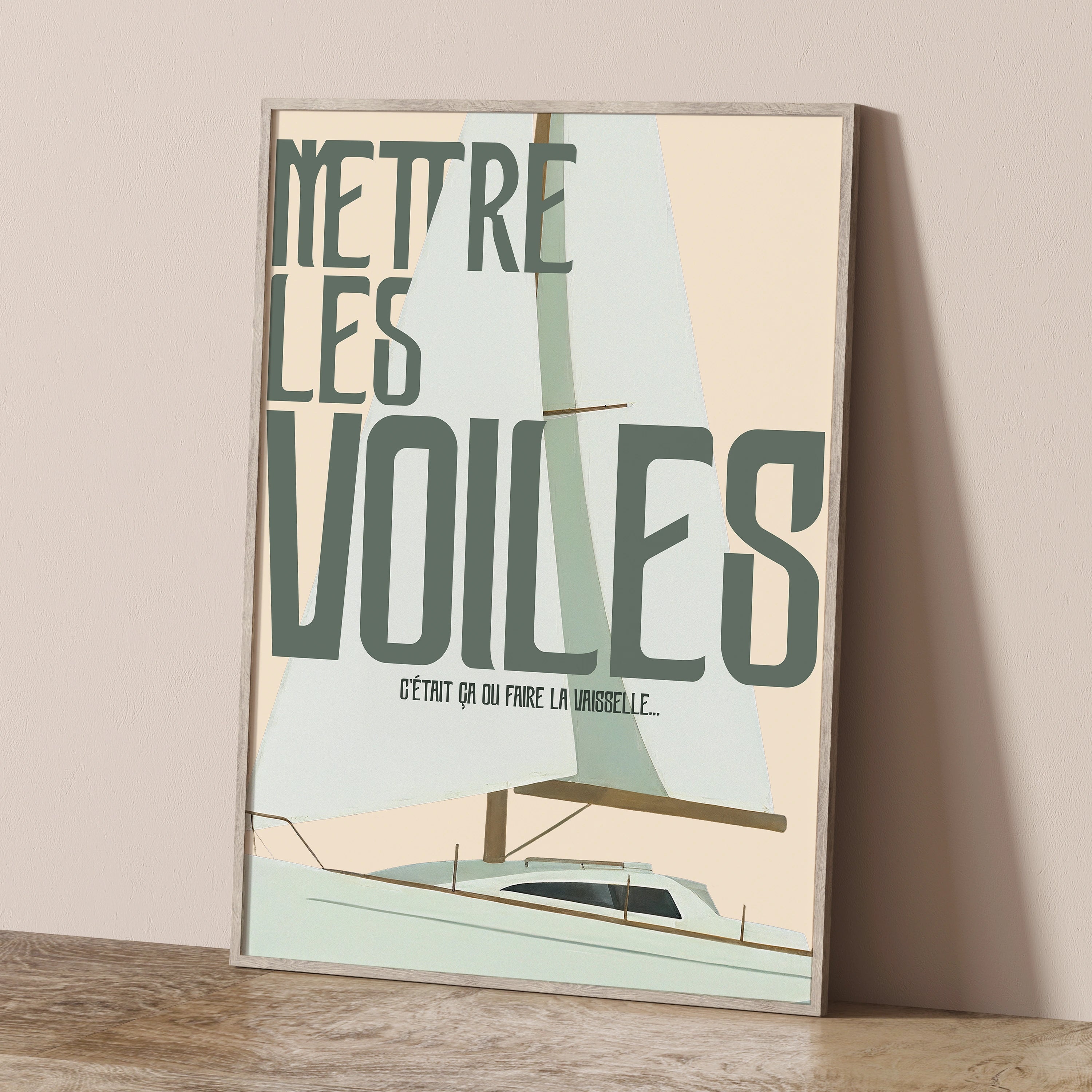 Poster “Mettre les voiles – C’était ça ou faire la vaisselle” cadré bois clair, posé contre un mur beige. Illustration flat rétro d’un voilier aux voiles géométriques pastel. Couleurs vert sauge, beige, crème. Style minimaliste, ombres douces, ambiance déco zen et contemporaine.