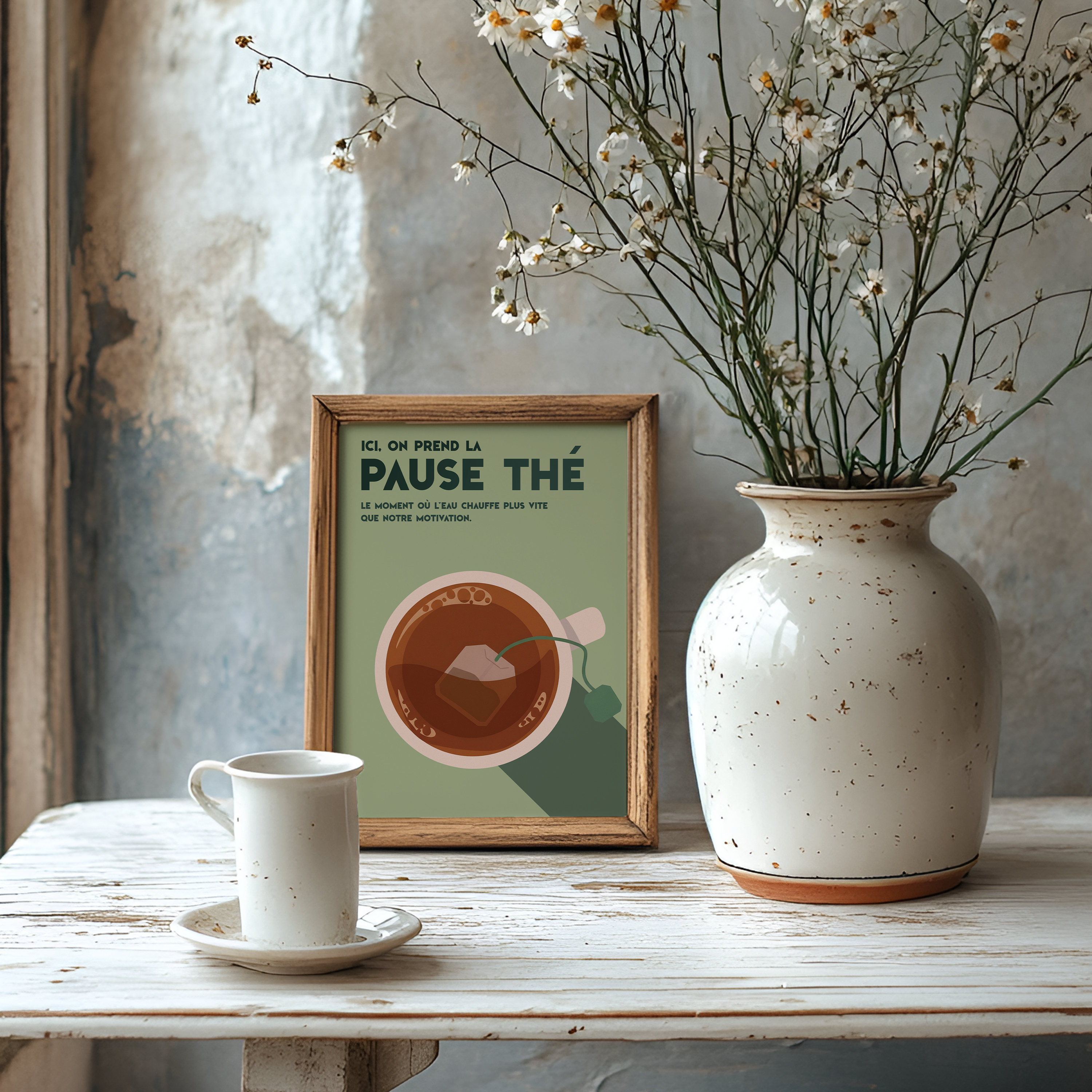 Affiche déco humour pause thé, tasse de thé vue du dessus avec sachet, fond vert, cadre bois, texte “Ici, on prend la pause thé – Le moment où l’eau chauffe plus vite que notre motivation”, illustration minimaliste style vintage, idéale cuisine ou bureau.