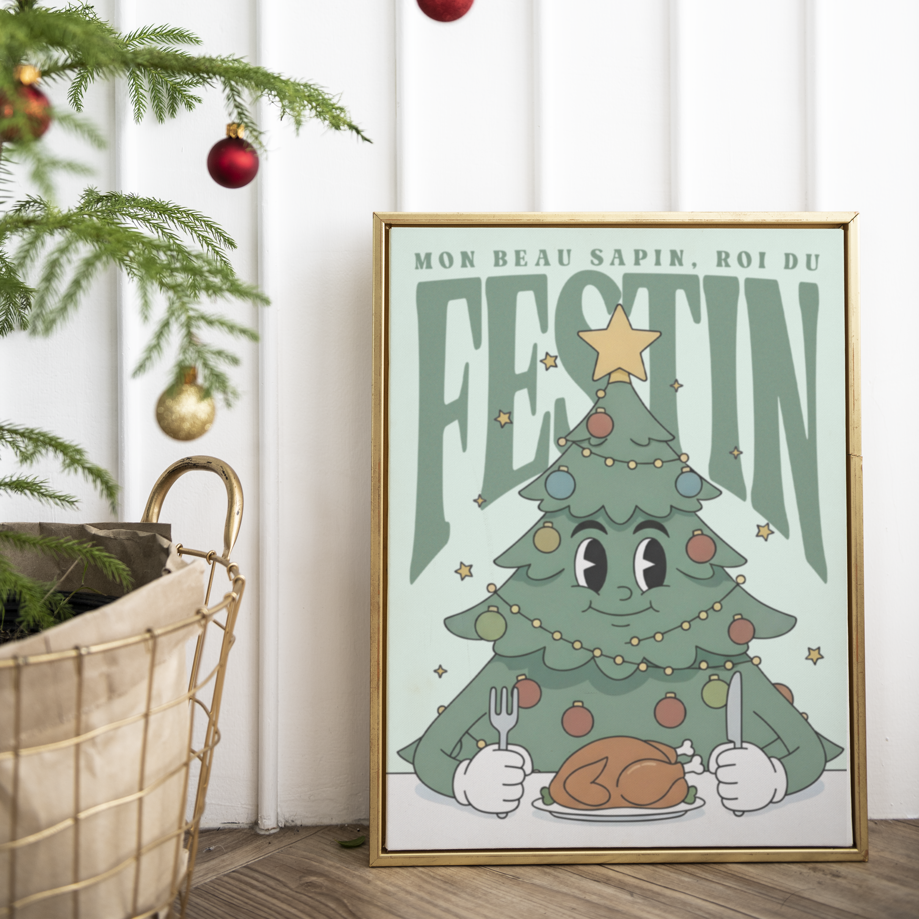 Illustration humoristique d’un sapin de Noël anthropomorphe avec des yeux et un sourire, décoré de boules et guirlandes, assis à une table prêt à manger une dinde rôtie, avec en fond l’inscription “Mon beau sapin, roi du festin”