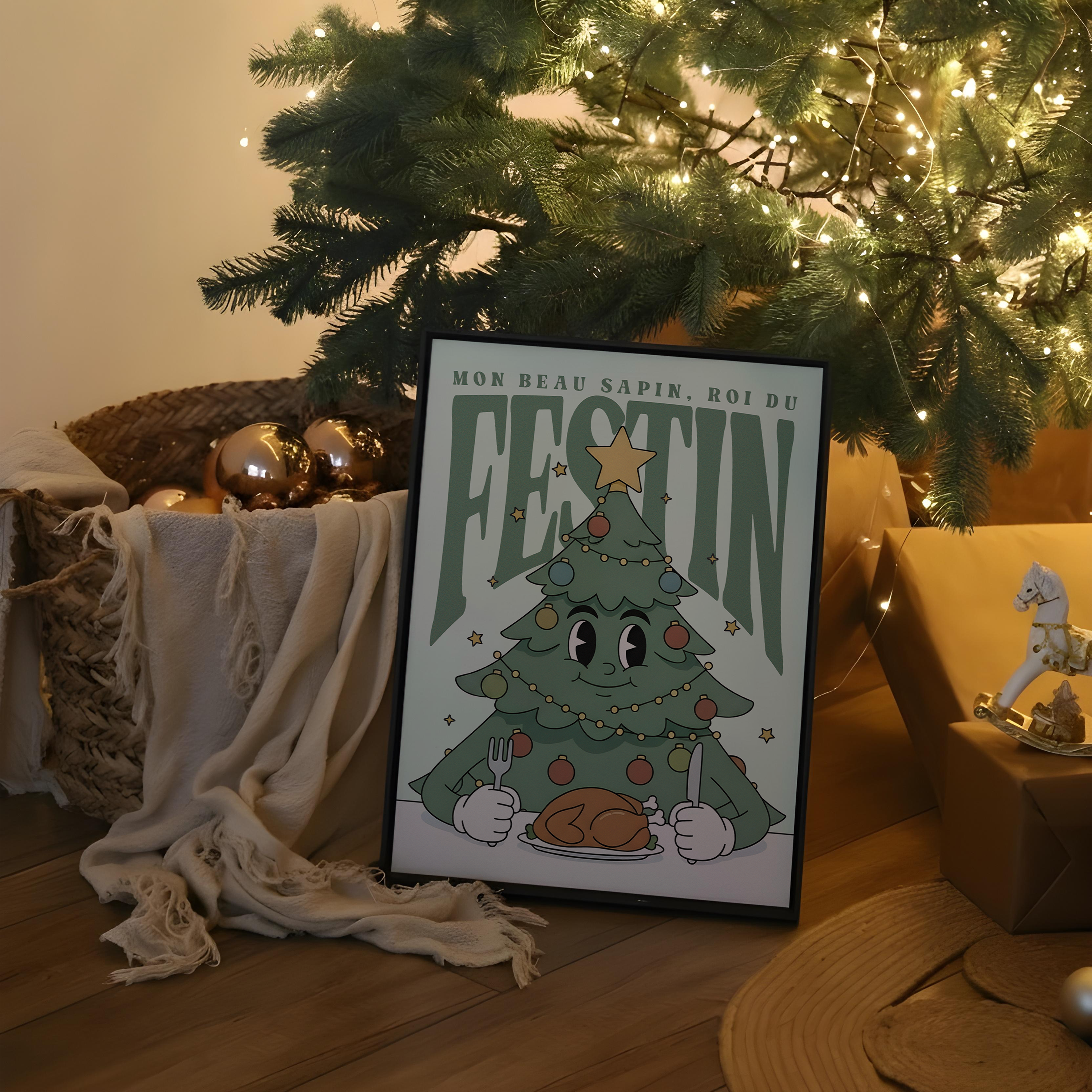 Illustration humoristique d’un sapin de Noël anthropomorphe avec des yeux et un sourire, décoré de boules et guirlandes, assis à une table prêt à manger une dinde rôtie, avec en fond l’inscription “Mon beau sapin, roi du festin”