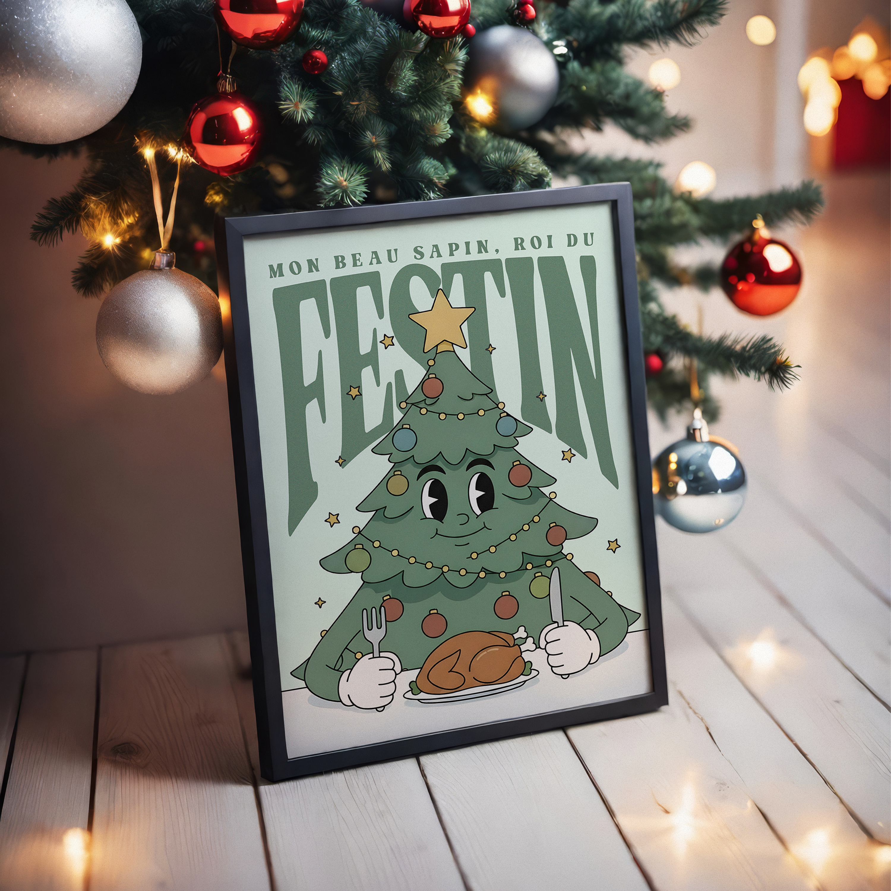 Illustration humoristique d’un sapin de Noël anthropomorphe avec des yeux et un sourire, décoré de boules et guirlandes, assis à une table prêt à manger une dinde rôtie, avec en fond l’inscription “Mon beau sapin, roi du festin”