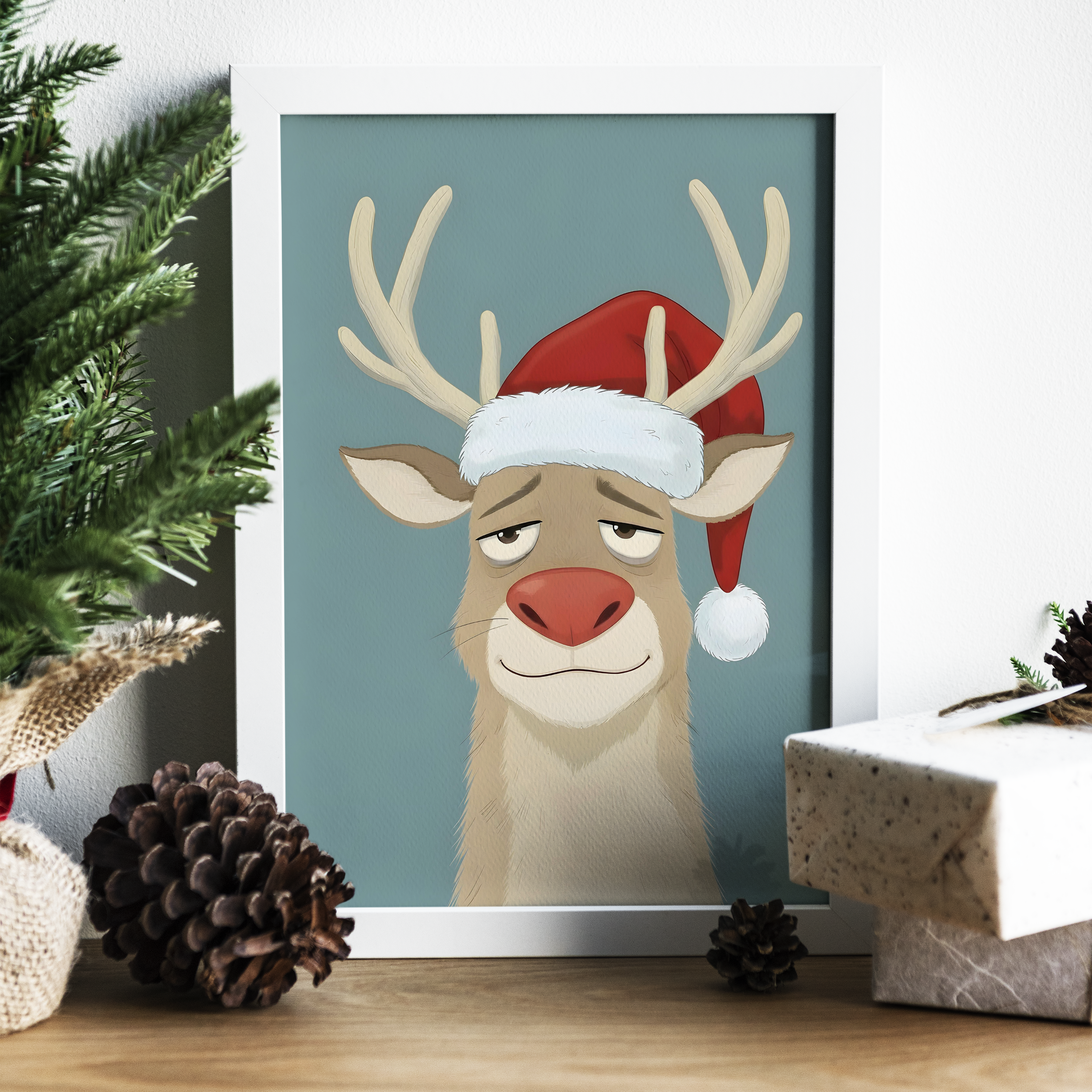 Illustration d’un renne de Noël portant un bonnet rouge avec bordure blanche, affichant une expression blasée ou fatiguée. Fond bleu uni, encadré dans un cadre en bois. Image humoristique et festive parfaite pour les décorations ou cartes de vœux de Noël.