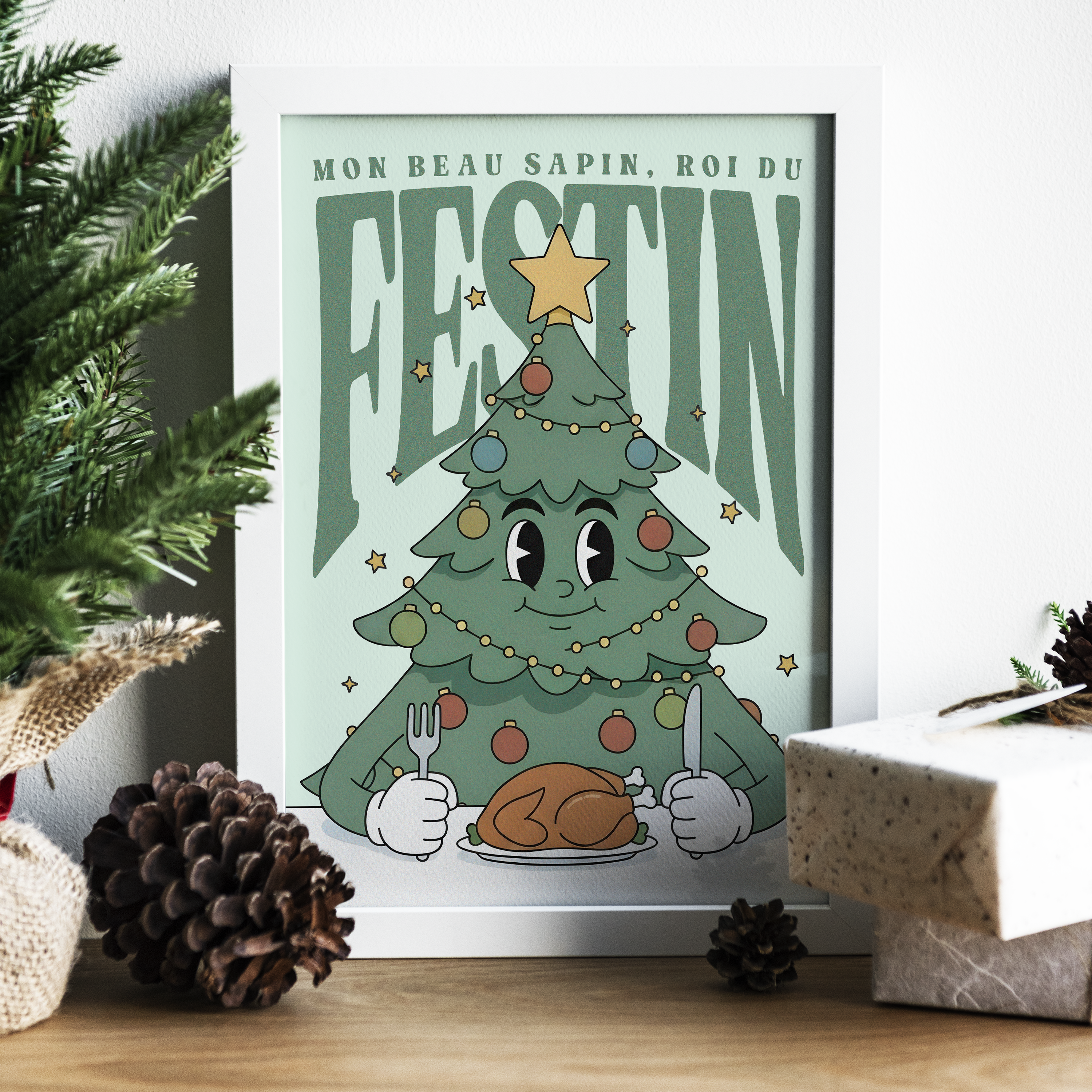 Illustration humoristique d’un sapin de Noël anthropomorphe avec des yeux et un sourire, décoré de boules et guirlandes, assis à une table prêt à manger une dinde rôtie, avec en fond l’inscription “Mon beau sapin, roi du festin”