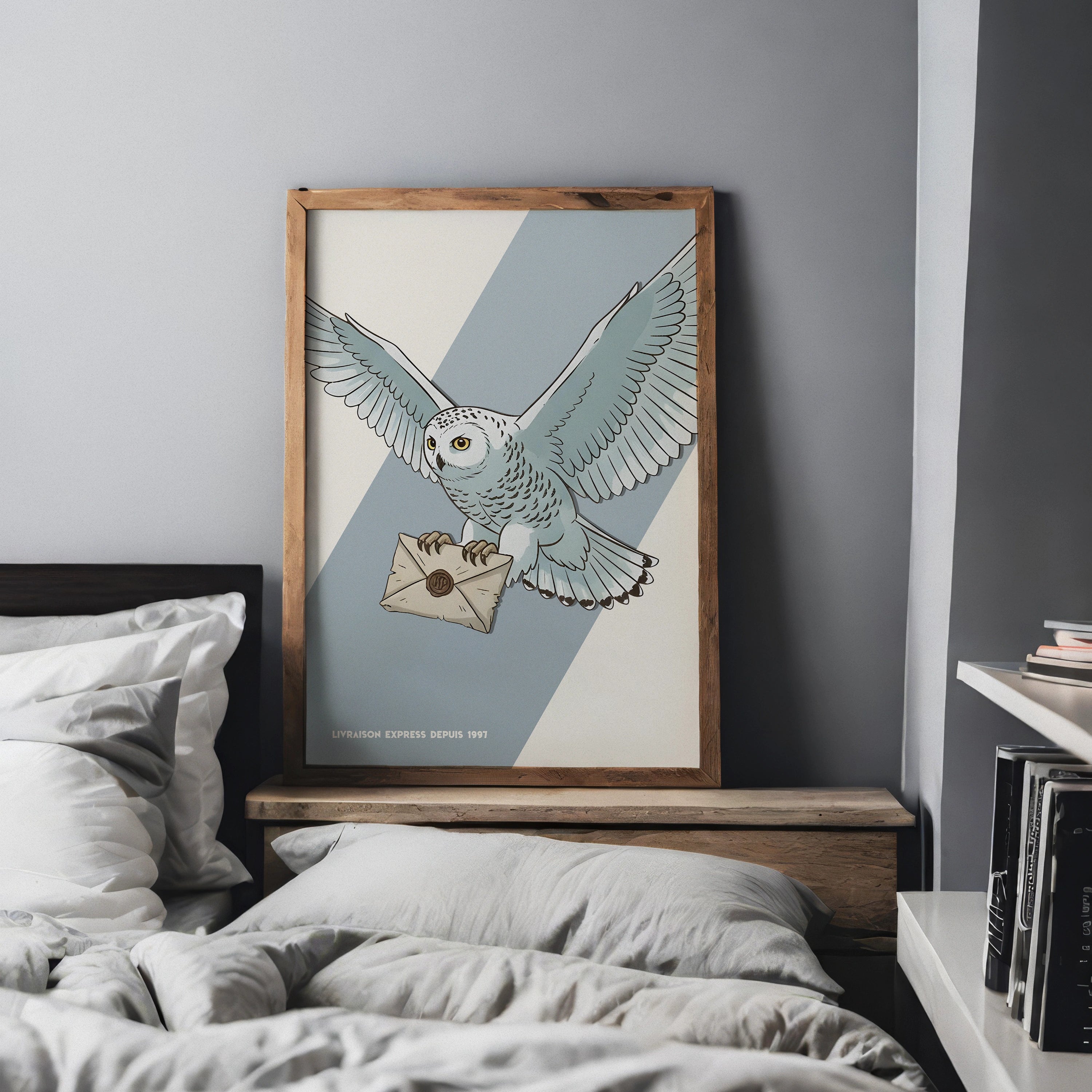 Affiche décorative vintage d'une chouette blanche type Hedwige portant une lettre magique, style Harry Potter, illustration murale avec design graphique et texte "Livraison express depuis 1997", idéale pour décoration geek ou chambre enfant.
