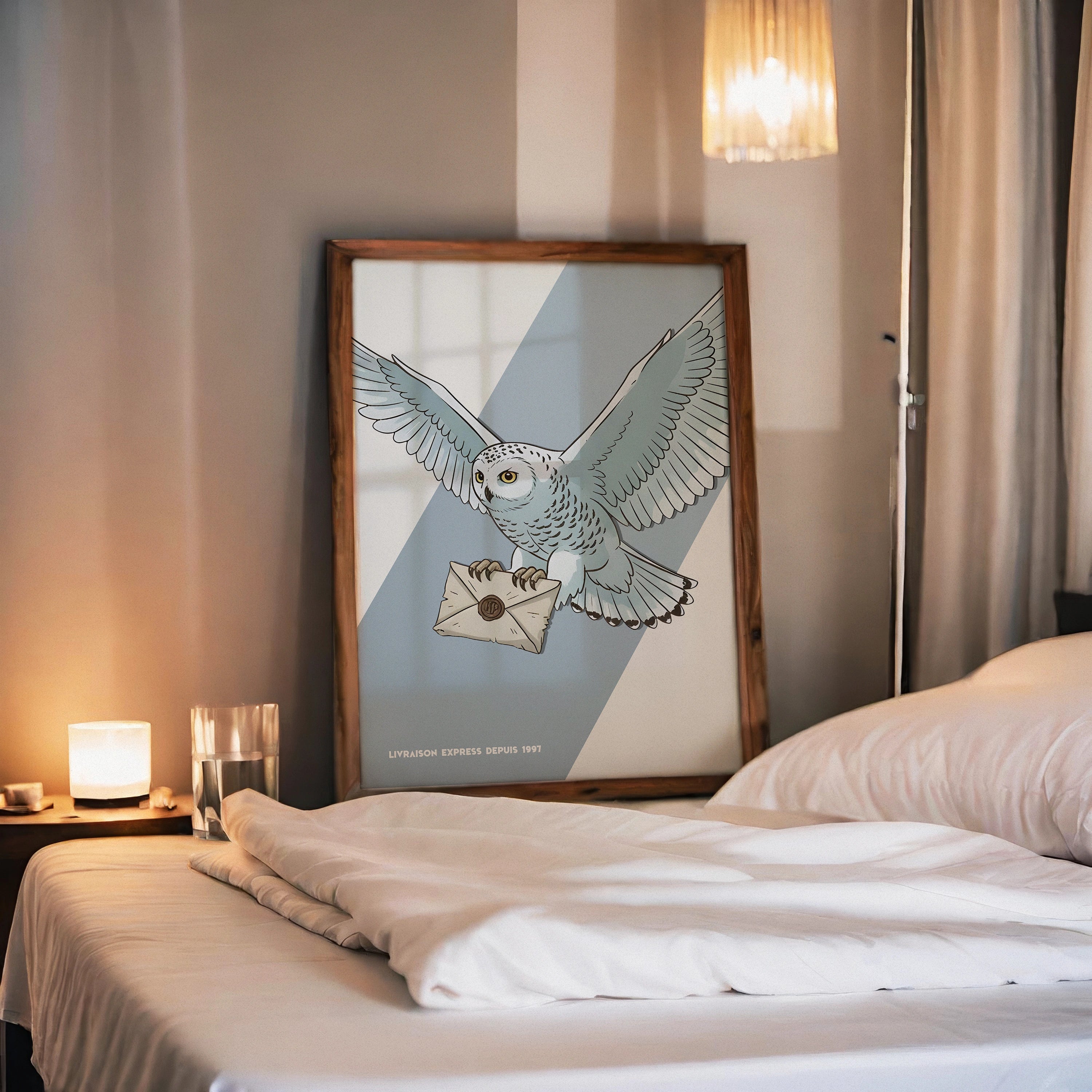 Affiche décorative vintage d'une chouette blanche type Hedwige portant une lettre magique, style Harry Potter, illustration murale avec design graphique et texte "Livraison express depuis 1997", idéale pour décoration geek ou chambre enfant.