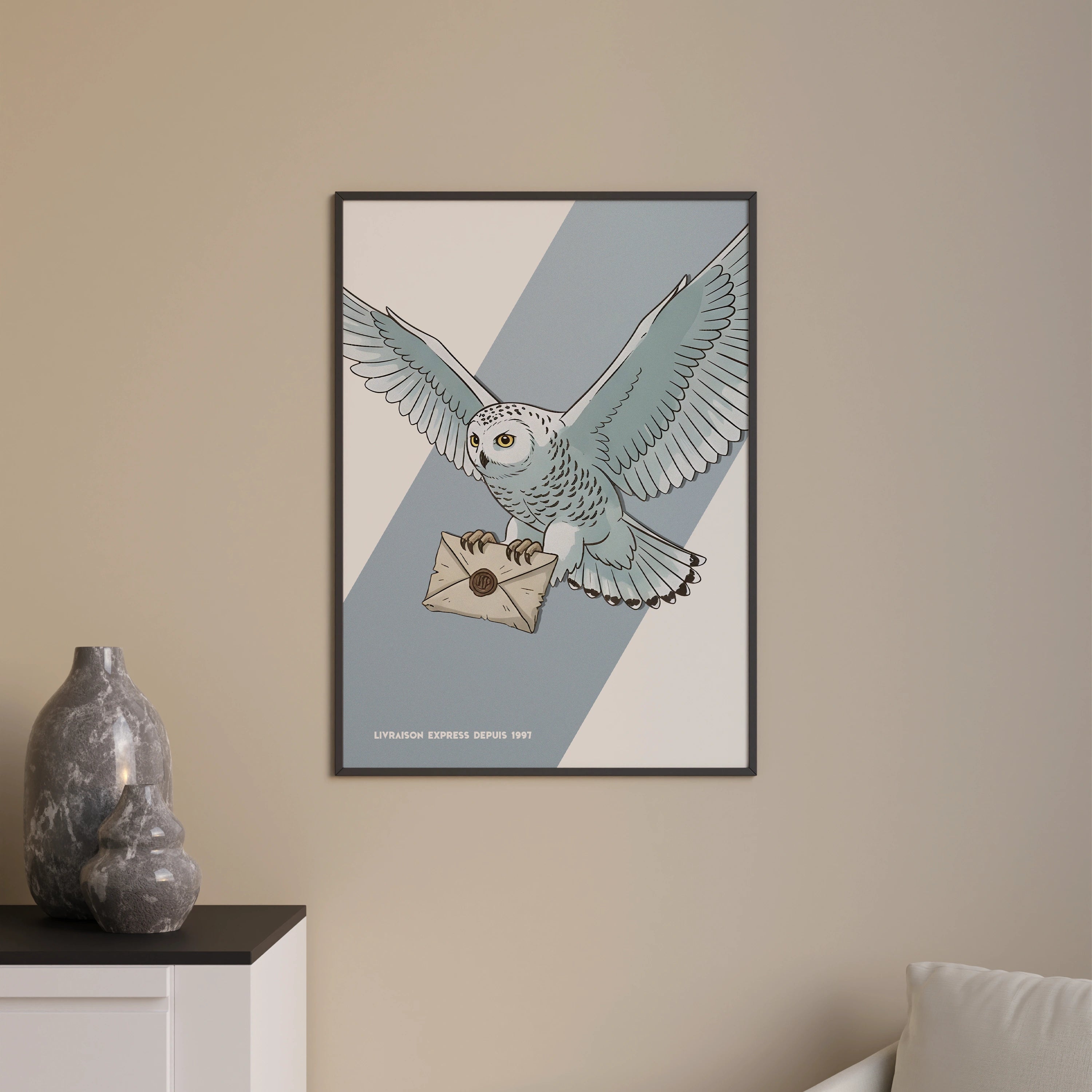 Affiche décorative vintage d'une chouette blanche type Hedwige portant une lettre magique, style Harry Potter, illustration murale avec design graphique et texte "Livraison express depuis 1997", idéale pour décoration geek ou chambre enfant.